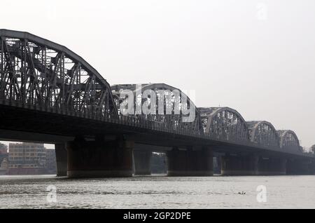 Ponte sul fiume Hooghly, Vivekananda Setu. Collega la città di Howrah, a Bally, alla sua città gemella di Kolkata, a Dakshineswar. Foto Stock