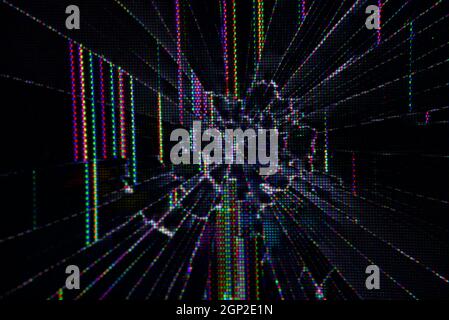 Foto ravvicinata di uno schermo rotto del notebook, MacBook Pro Retina, con uno schermo sfarzoso causato da danni causati da rottura, un chip incrinato nello schermo del monitor. Foto Stock