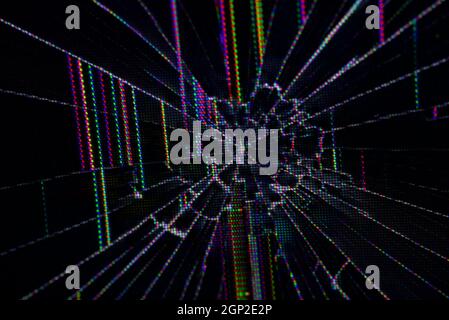 Foto ravvicinata di uno schermo rotto del notebook, MacBook Pro Retina, con uno schermo sfarzoso causato da danni causati da rottura, un chip incrinato nello schermo del monitor. Foto Stock