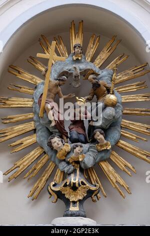 Incoronazione del dipinto della Vergine Maria sulla facciata della casa a Graz, Stiria, Austria Foto Stock