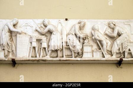 La Predella di Nanni di Banco, Plaque Opera Workshop, Firenze, Toscana, Italia Foto Stock