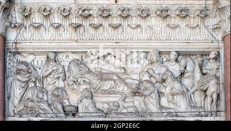 Annunciazione, la Natività e adorazione dei Magi, lunetta sopra il portale della Cattedrale di San Martino a Lucca, Italia Foto Stock