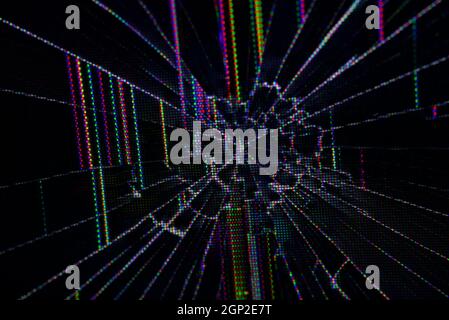 Foto ravvicinata di uno schermo rotto del notebook, MacBook Pro Retina, con uno schermo sfarzoso causato da danni causati da rottura, un chip incrinato nello schermo del monitor. Foto Stock