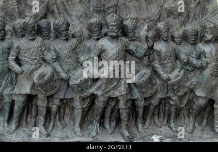 Soldati Sikh rappresentati su un piedistallo della statua eretto a Earl Minto, viceré ad Indian tra il 1905 e il 1910. Victoria Memorial, Kolkata, Indi Foto Stock