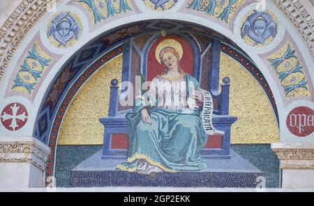 Mosaico di San Reparata di Giuseppe Modena da Lucca, lunetta sopra la porta sinistra del Duomo di Pisa Foto Stock