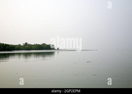 Foschia mattutina sul santissimo di fiumi in India. Delta del Gange in Sundarbans, West Bengal, India Foto Stock