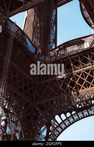 Dettaglio dell'interno della torre Eiffel con ponteggio Foto Stock