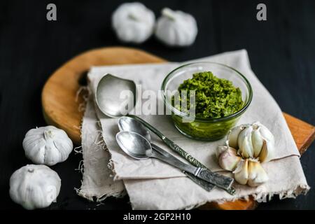Cucchiai e aglio. Spezie sul tavolo. Foto Stock