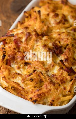 mac e formaggio su legno Foto Stock