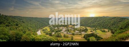 Vista panoramica sul fiume Frahan e Semois dal punto di vista Rochehaut, Bouillon, Vallonia, Belgio. Curva a ferro di cavallo. Provincia di Lussemburgo. Viaggio e tou Foto Stock