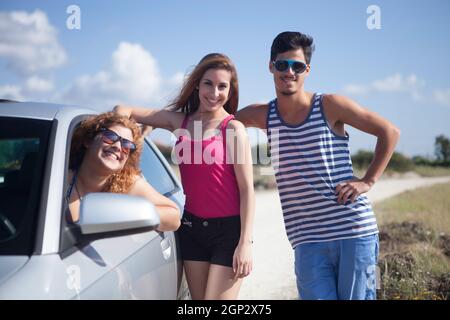 Felice gruppo di amici di andare in vacanza Foto Stock