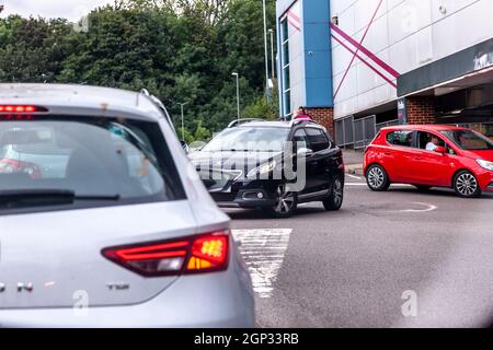 Northampton, 28 settembre 2021. Mancanza di carburante nella Favell occidentale di Tesco a causa della mancanza di conducenti di HGV e di persone in fila solo per ricaricare. Credit: Keith J Smith./Alamy Live News. Foto Stock