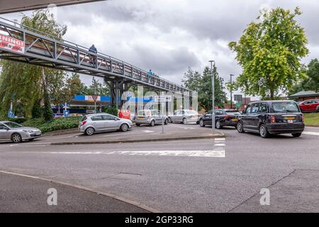 Northampton, 28 settembre 2021. Mancanza di carburante nella Favell occidentale di Tesco a causa della mancanza di conducenti di HGV e di persone in fila solo per ricaricare. Credit: Keith J Smith./Alamy Live News. Foto Stock