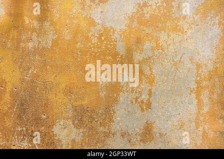 Vecchio, grunge cemento giallo, calcestruzzo o intonaco parete con motivi e crepe. Texture e sfondo di alta qualità per i tuoi progetti e il tuo lavoro creativo Foto Stock