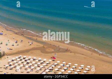 Spiaggia vicino Vieste, Parco Nazionale Gargano, Puglia, Italia Foto Stock