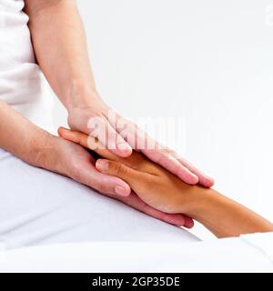 Macro close up del terapista mani donna di mano.Il trattamento di guarigione alla sessione di reiki. Foto Stock