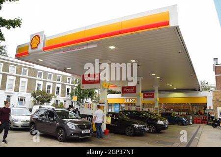 Un'affollata stazione di benzina Shell a Islington. Molte stazioni hanno esaurito la benzina a causa di una carenza di conducenti di HGV, a causa della Brexit. Londra, Regno Unito. 25 settembre 2021. Foto Stock