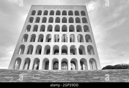 Palazzo della Civilta Italiana (Colosseo Quadrato) a Roma, Italia. L'epigrafe recita: 'una nazione dei poeti e degli artisti, degli eroi, dei santi, di sottile Foto Stock