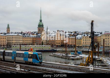 Munkbroleden Waterfront e l'area di costruzione sul mare visto da Södermalm attraverso Tunnelbana treno - Stoccolma Foto Stock