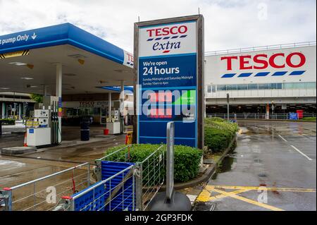 Slough, Regno Unito. 28 settembre 2021. Il distributore di benzina Tesco sulla A4 a Slough è stato barriato e chiuso oggi a causa di una carenza di benzina e diesel. Negli ultimi giorni è proseguito l’acquisto di benzina e diesel da parte del panico a causa della carenza di conducenti che effettuano consegne di carburante a seguito della Brexit e della pandemia del Covid-19. Credit: Maureen McLean/Alamy Live News Foto Stock