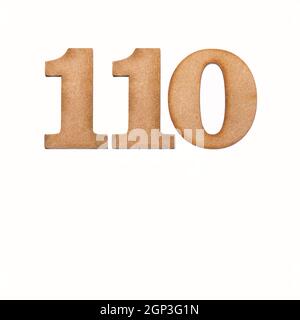 Numero 110 in legno, isolato su sfondo bianco Foto Stock