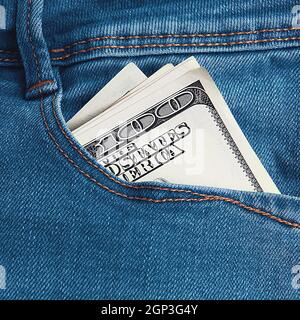 Le centosessantine sono ripiegate a metà nella tasca posteriore dei suoi jeans blu. Primo piano dell'intera immagine. Immagine a colori a cornice intera. Foto Stock