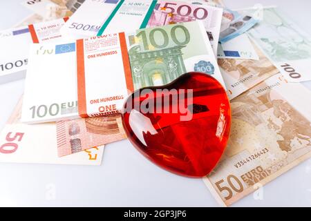 Forma di cuore sulle banconote in euro. Il cuore si trova sulle banconote in euro. Cuore con banconote. Foto Stock