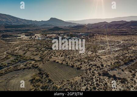 Drone sopra la vista del deserto Tabernas paesaggio Texas Hollywood Fort Bravo il parco a tema in stile occidentale di Almeria Andalusia Spagna Europa Foto Stock