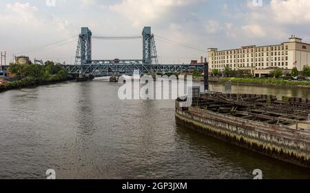 Newark, NJ - 11 settembre 2013: La linea ferroviaria NJ Transit attraversa il ponte levatoio di Newark sul fiume Passaic nel New Jersey Foto Stock