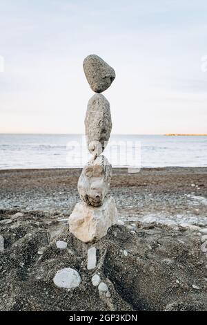 Le figure di pietre sulla spiaggia. Bellissime le figure di pietre sullo sfondo del mare. Foto Stock