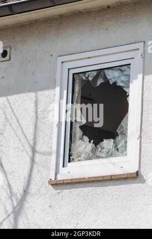 Finestre rotte in casa. Cocci di vetro è rimasta nella finestra . Foto Stock