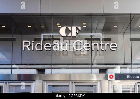 Segnaletica d'ingresso al centro commerciale Rideau Center nel centro di Ottawa, Canada, il 19 settembre 2021 Foto Stock