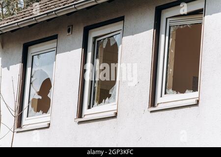 Finestre rotte in casa. Cocci di vetro è rimasta nella finestra . Foto Stock
