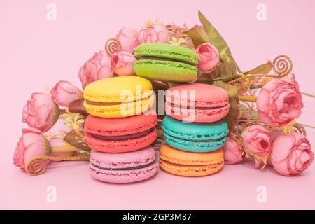 Amaretti multicolore su sfondo rosa. Dolce e colorata amaretti francese Foto Stock