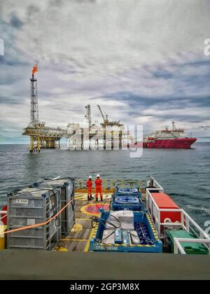 l'equipaggio marino della nave si prepara sul ponte per l'operazione di trasporto merci e personale in mare Foto Stock