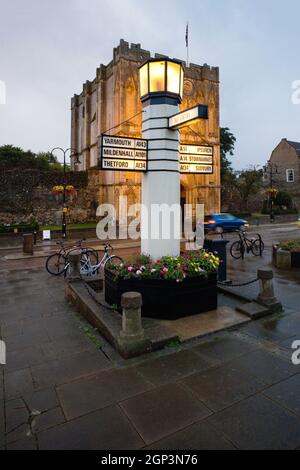 Prima serata girato del cartello stradale in stile art deco a Bury St Edmunds Foto Stock