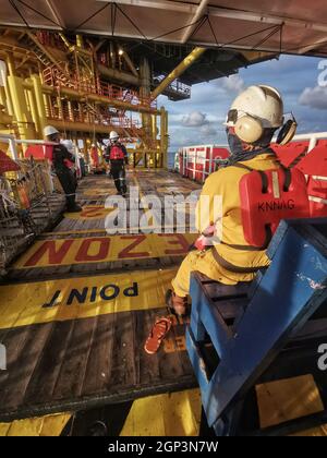 l'equipaggio marino si prepara a trasferire la piattaforma petrolifera personale alla piattaforma petrolifera quando il tempo è buono Foto Stock