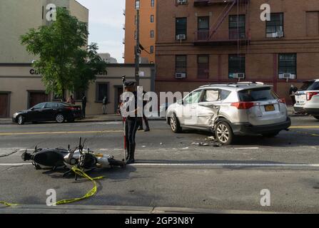 Bronx, Stati Uniti. 28 settembre 2021. La polizia indaga sulla scena di un incidente automobilistico tra una motocicletta e un'auto. L'incidente si è verificato all'angolo della 174th Street e Longfellow Ave nel Bronx. Una persona con lesioni è stata portata in ospedale dall'ambulanza. (Foto di Steve Sanchez/Pacific Press) Credit: Pacific Press Media Production Corp./Alamy Live News Foto Stock