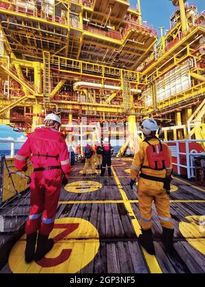 l'equipaggio marino si prepara a trasferire la piattaforma petrolifera personale alla piattaforma petrolifera quando il tempo è buono Foto Stock