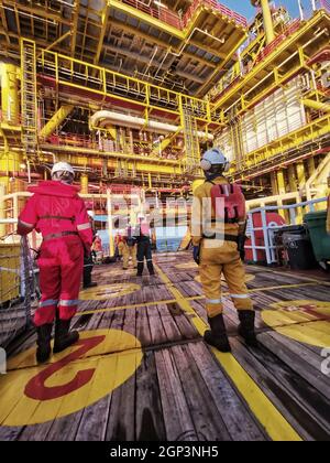 l'equipaggio marino si prepara a trasferire la piattaforma petrolifera personale alla piattaforma petrolifera quando il tempo è buono Foto Stock