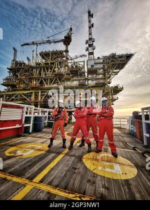 l'equipaggio marino si prepara a trasferire la piattaforma petrolifera personale alla piattaforma petrolifera quando il tempo è buono Foto Stock