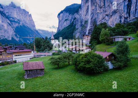 Valle di Lauterbrunnen, il villaggio di Lauterbrunnen, la caduta di Staubbach, e il Muro di Lauterbrunnen nelle Alpi svizzere, in Svizzera. Europa valle Lauterbrunnen Foto Stock