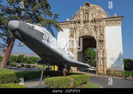 Burbank, CA / USA - 26 settembre 2021: Il portale del Santuario delle ali piegate per l'aviazione è mostrato al cimitero del parco commemorativo di Pierce Brother Valhalla. Questo Foto Stock