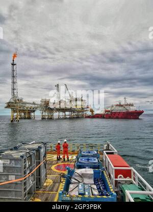 l'equipaggio marino si prepara a trasferire la piattaforma petrolifera personale alla piattaforma petrolifera quando il tempo è buono Foto Stock