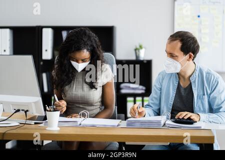 African American Accountant Business People in Face Mask Foto Stock