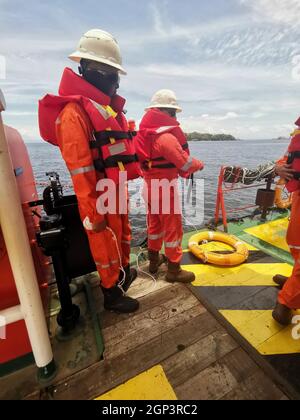 l'equipaggio marino si prepara a trasferire la piattaforma petrolifera personale alla piattaforma petrolifera quando il tempo è buono Foto Stock