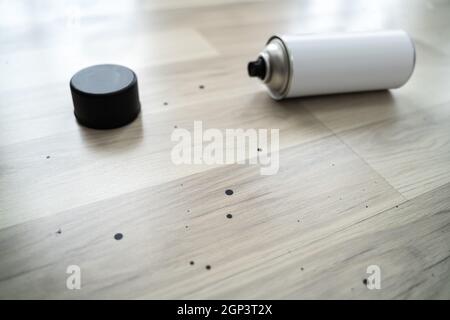 Superficie di pavimentazione in laminato danneggiata da vernice spray Foto Stock