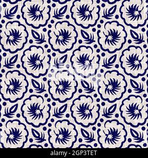 Indigo blu fiore blocco stampa tinta tessuto di lino sfondo. Campione giapponese di ripetizione batik tessuto senza cuciture. Sfocatura floreale organica afflosciata Foto Stock
