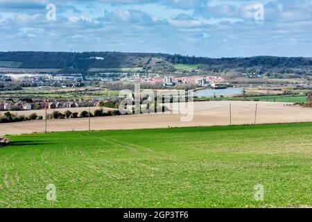 Vista di Wouldham, River Medway e All Saints Church vicino a Rochester, Kent, Inghilterra vista da North Downs Foto Stock