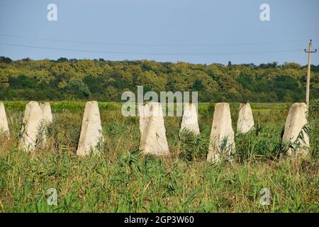 Le rovine della vecchia fattoria. Coni con base a colonna della parete. Abbandonata e di edifici in rovina. Foto Stock